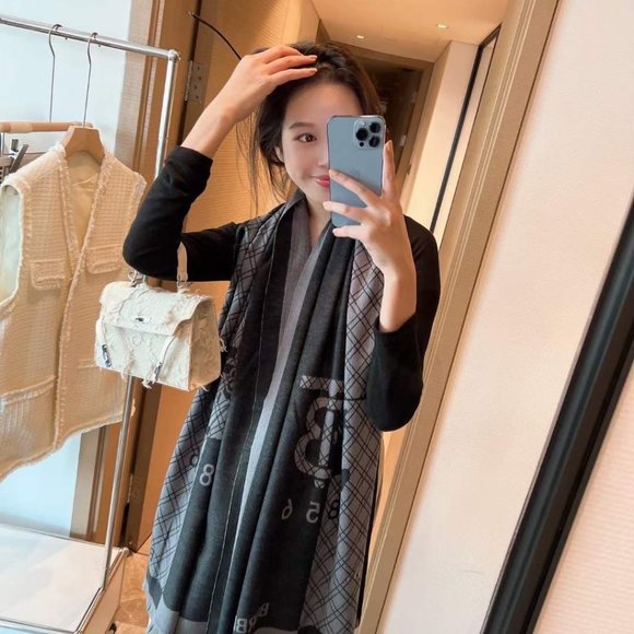 ๐โจAUTHENTICโจ๐Burberry scarf - Picture 2 of 4